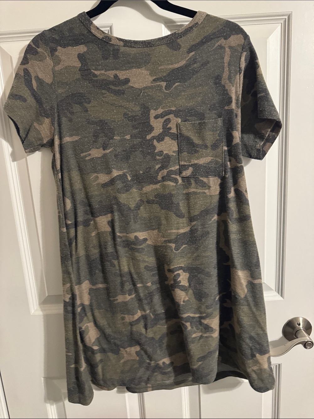 Alya Short-Sleeve Camo Pocket Tee shirt Olive Green & Tan dress